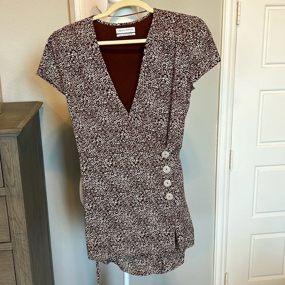 Urban Outfitter Wrap Romper Shorts Brown and Cream Size Medium - Picture 1 of 9